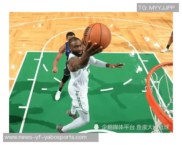 杰伦布朗次节火力全开狂砍18分半场14投9中斩获22分助攻与抢断表现出色